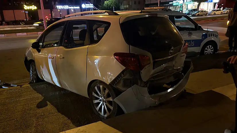 Kontrolden çıkan otomobil park halindeki araçlara çarptı: 2'si polis, 4 yaralı!