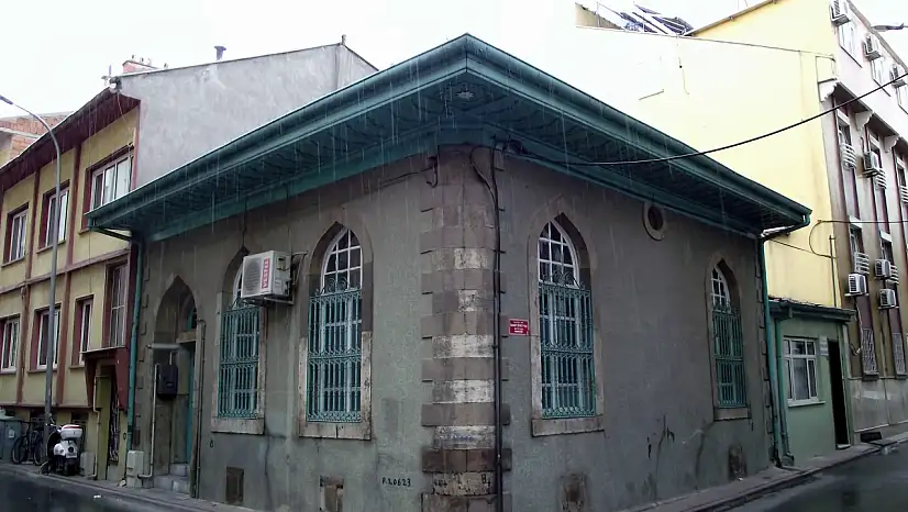 Konya'da 100 yıla yakın geçmişi olan cami zamana meydan okuyor
