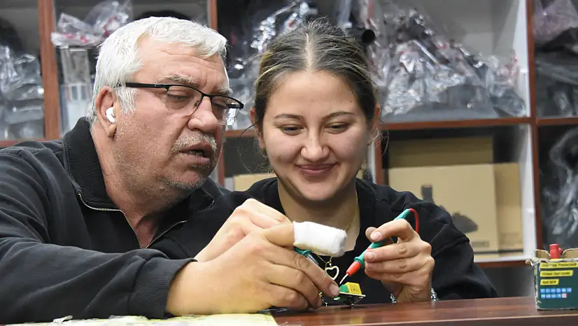 Konya'da 50 yıllık tamirci, kızlarıyla dükkanını ayakta tutuyor