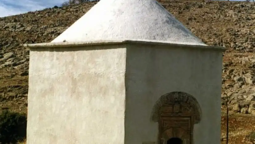 Konya'da mezarlık içinde yüz yıllık miras