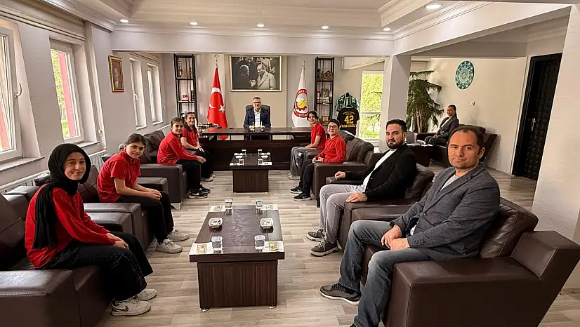 Konya'da minik kitap kurtlarının ödül sevinci