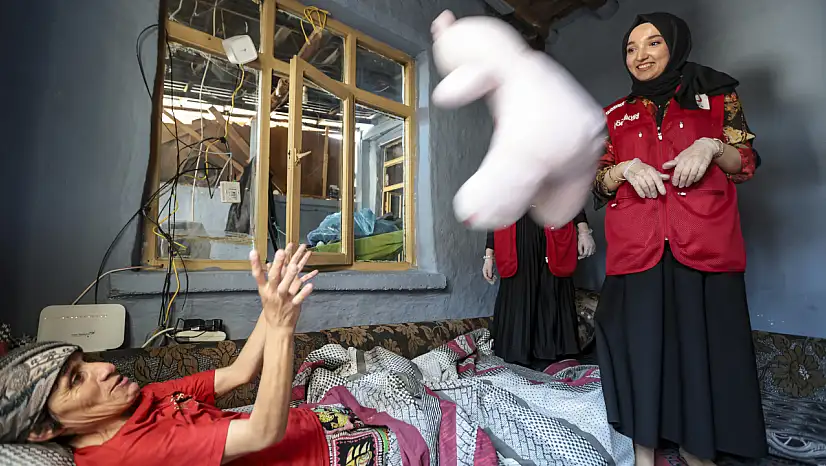 Konya Kızılay'ın sıcak dokunuşu baba ve engelli kızının yüzünü güldürdü