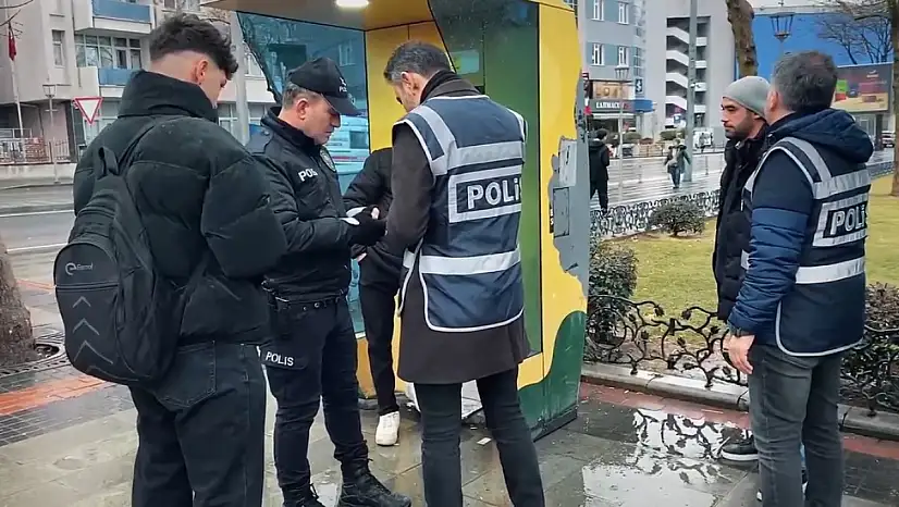 Konya polisi sahada: Okul önlerinde denetim, sınıflarda milli bilinç