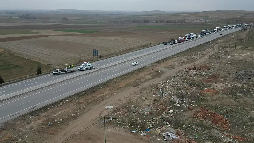 Konya yolunda çekici kazası: Ulaşım durduruldu