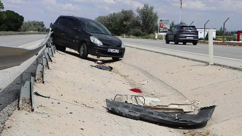 Konya yolunda otomobil bariyerlere çarptı