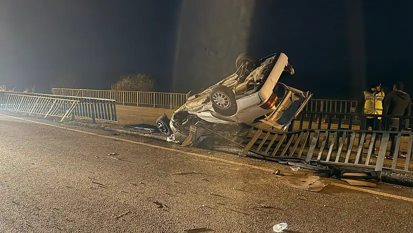 Köprü demirlerine çarpan araçta 1 ölü, 3 yaralı