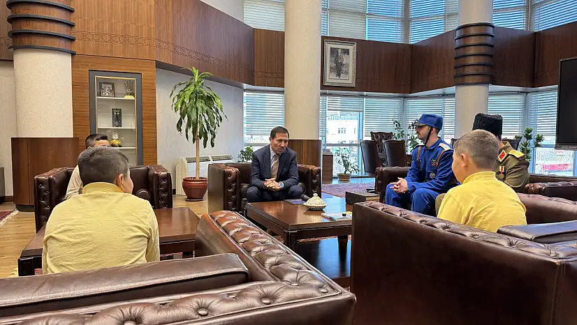 Milli duruşlarıyla gündem olan Konyalı miniklere Başkandan anlamlı jest