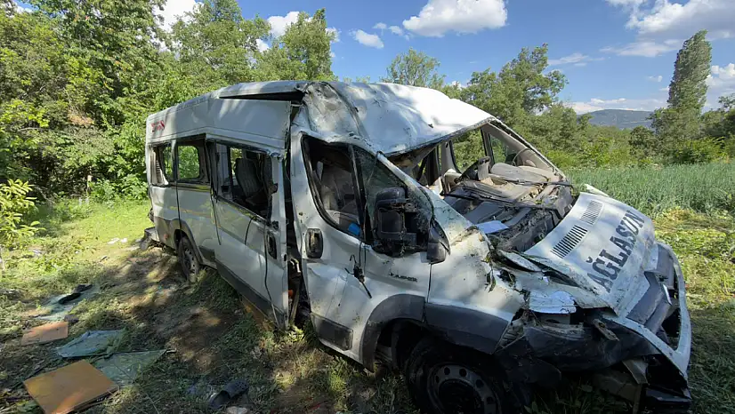 Minibüs tarlaya uçtu: Çok sayıda yaralı var!