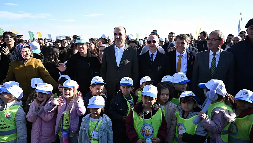 Minik eller geleceğe nefes oldu: Konya'da 15 bin yeni fidan toprakla buluştu