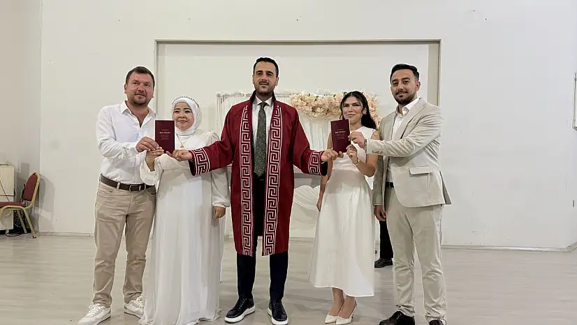 Nikah salonunda bir garip olay! Önce şahit oldular, Sonra evlendiler