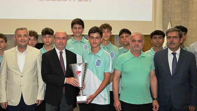 O kupa Melis'e geldi: Başkan tek tek kutladı