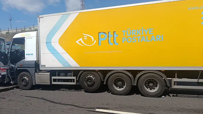 PTT kargo kamyonu otomobile çarptı: 2 ölü, 6 yaralı