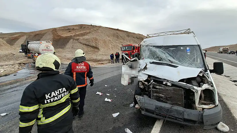 TIR ile minibüs çarpıştı: Çok sayıda yaralı var