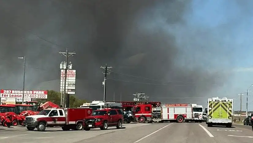 Uçak TIR'ların olduğu park alanına düştü! En az 2 ölü