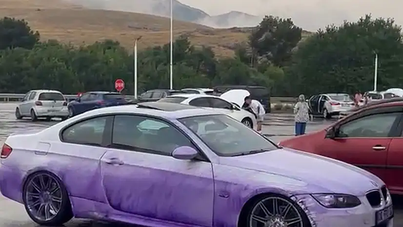 Yollar mora boyandı! Araçlar da nasibini aldı