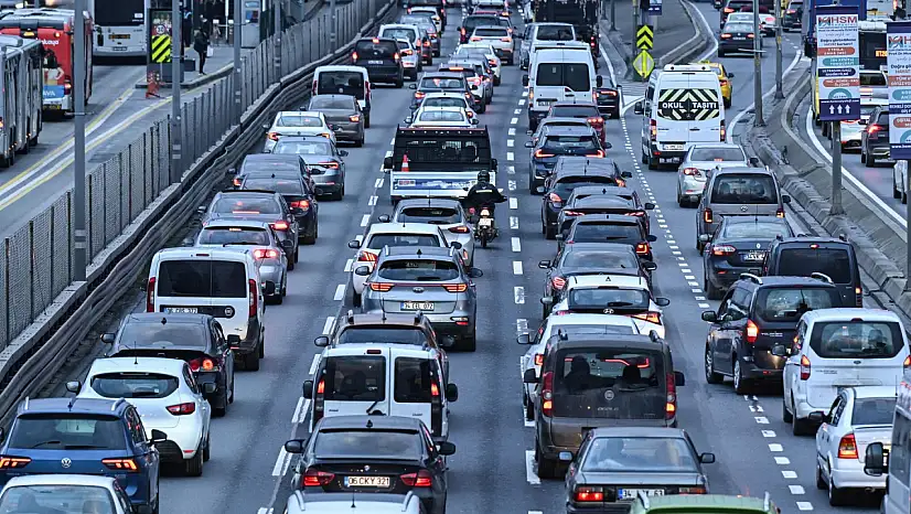 Yollara bir ayda yüz binlerce araç çıktı: Trafikte dev sayı açıklandı