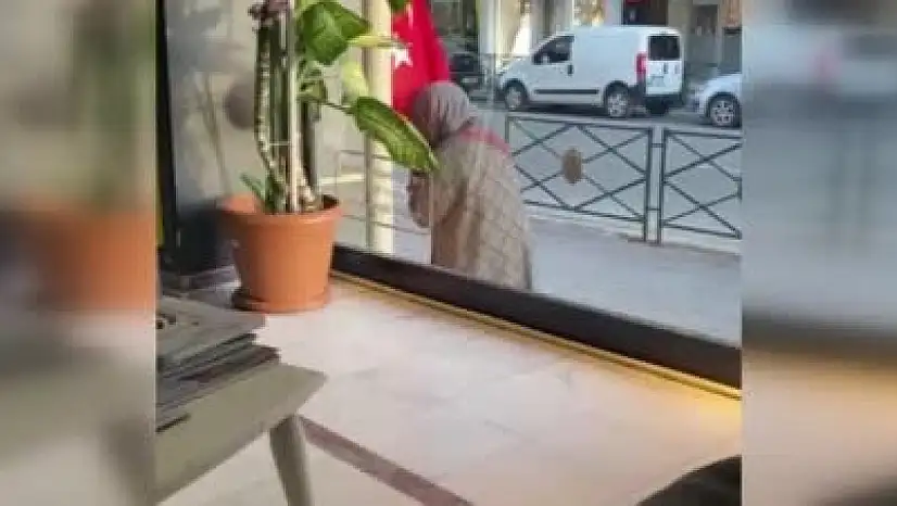 Yürekleri ısıtan görüntü! Defalarca öptü başının üstüne koydu