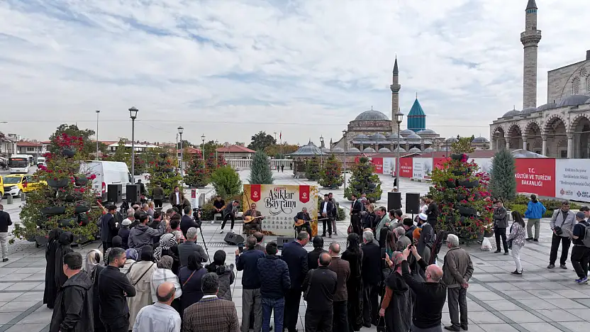 Konya'da 60 yıllık gelenek Mevlana Meydanı'nda başladı