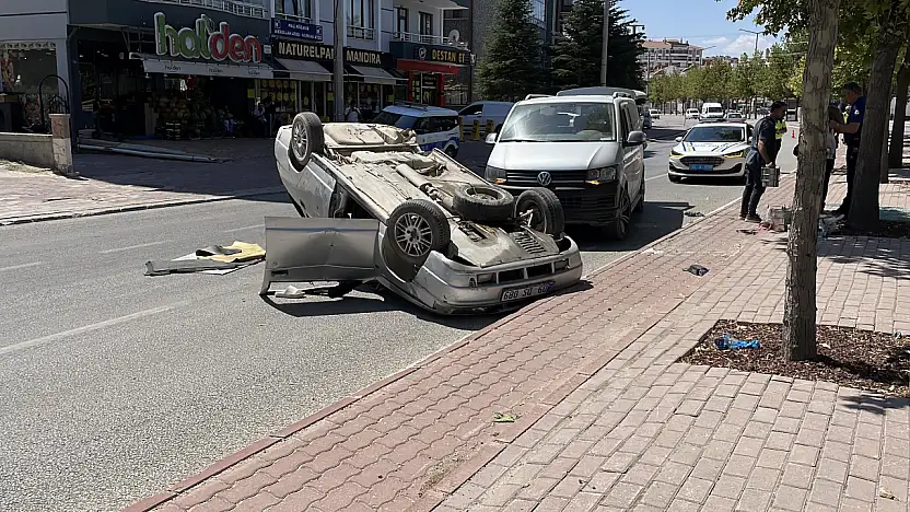 Konya'da kontrolden çıkan otomobil kaldırıma çarpıp takla attı