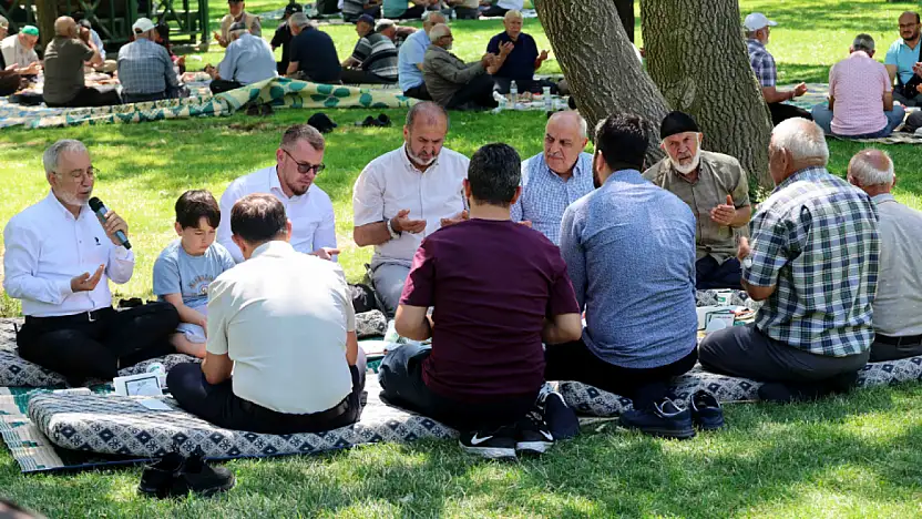 Konya'da Kur'an yarışmasına katılanlara anlamlı ikram