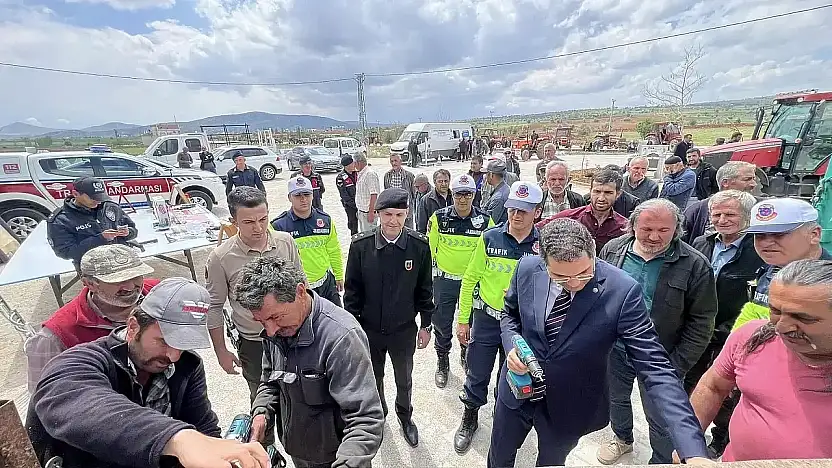Konya'da sürücülere reflektör dağıtıldı