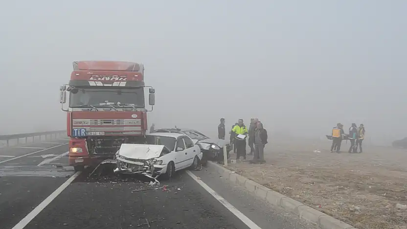 Konya yolundaki sis zincirleme kazaya neden oldu