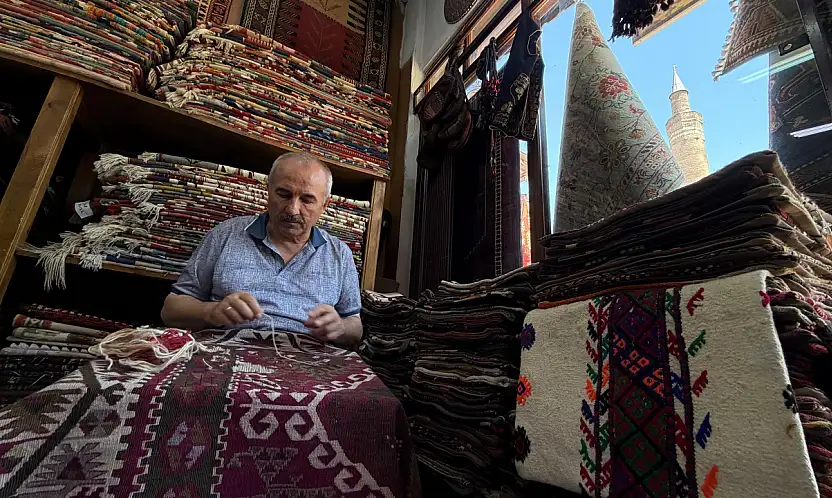 18'inci yüzyıldan kalma nadir bulunan Konya mirasına gözü gibi bakıyor