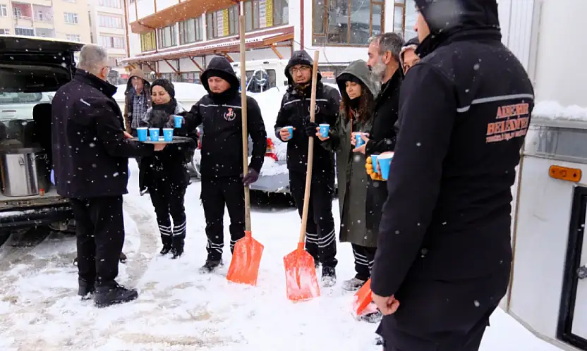 Akşehir Belediyesi'nden karla mücadele ekiplerine salep ikramı