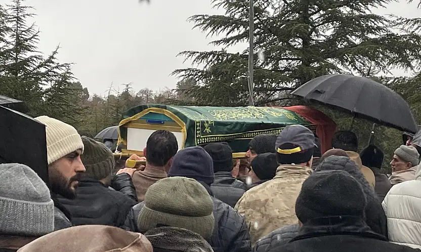 Antalya'daki otobüs faciasında hayatını kaybeden anne ve kızı Konya'da toprağa verildi