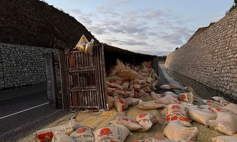 Antalya–Konya yolunda kaza: Yem yüklü TIR devrildi