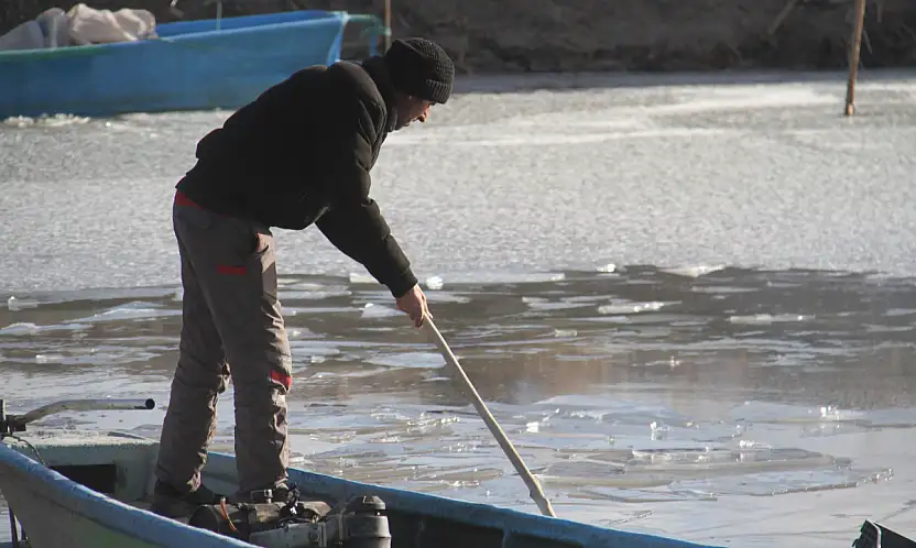 Ayaz vurdu, göl dondu: Beyşehir'de balıkçıda kuşta zorda