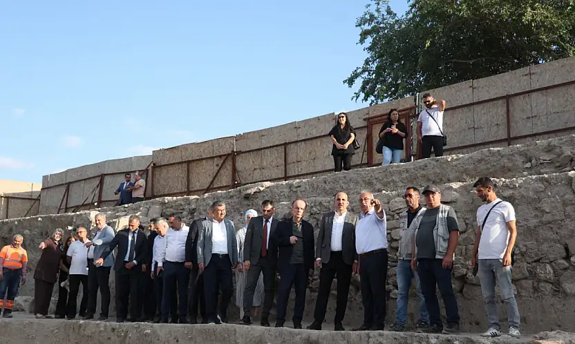 Başkan Altay ve AK Parti Heyeti Larende kazı çalışmalarını inceledi