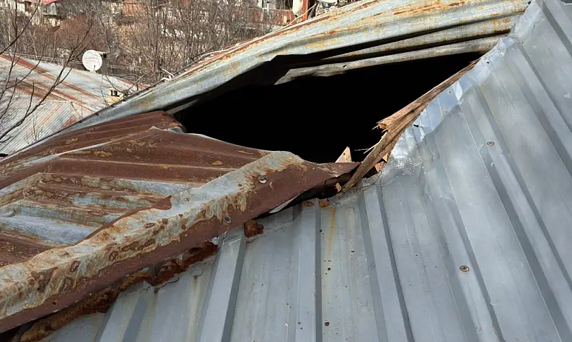 Dağdan kopan kaya çatıyı deldi! Konya'da korkutan olay
