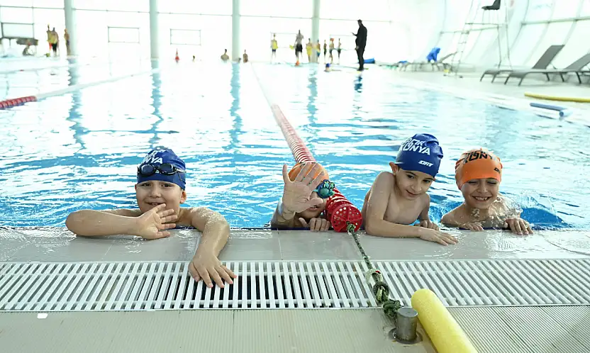 Denizi olmayan Konya'da binlerce çocuk yüzmeyi öğreniyor