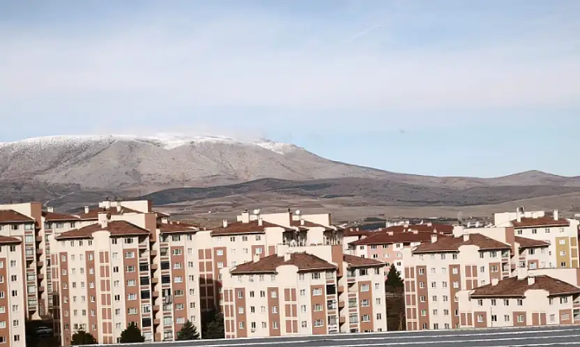 Doğa gözlemcisi Tokgöz, Loras Dağı'nın ilk karını fotoğrafladı!
