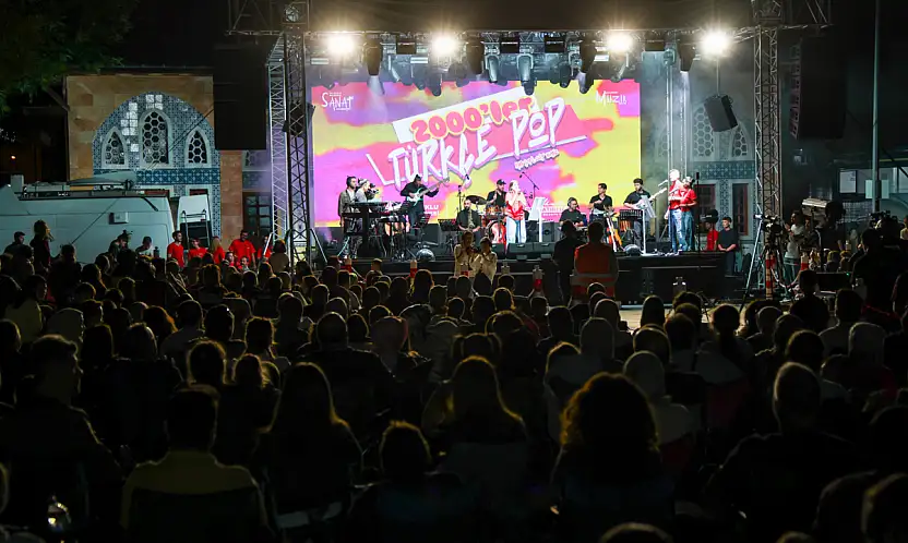 Ecdat Parkı'nda 2000'ler rüzgarı: Selçuklu'da unutulmaz pop gecesi!