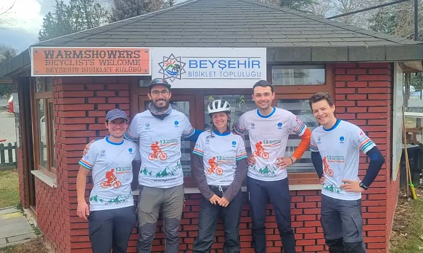 Fransa'dan Çin'e pedal çeviren ikili, bisiklet şehri Konya'yı es geçmedi