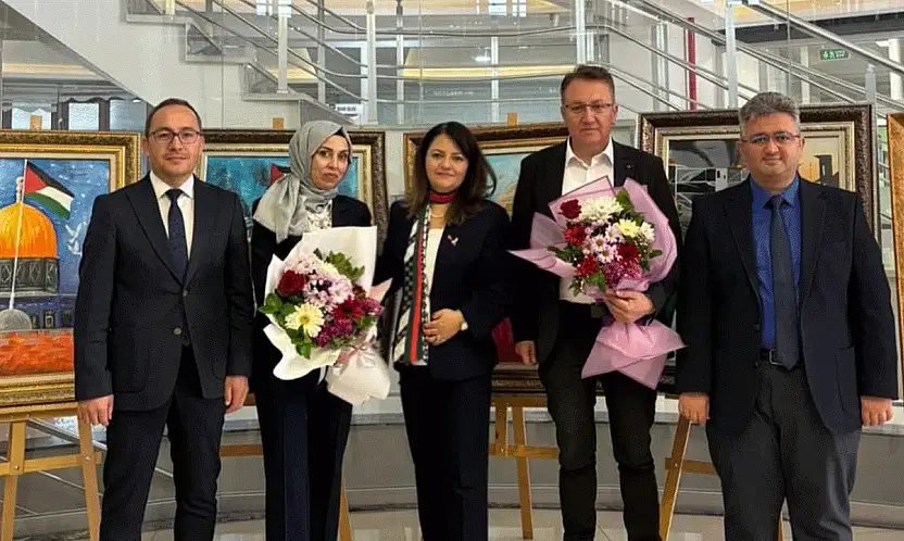 Gazze'den gelen çocukların umut dolu resimleri Konya'da sergilendi