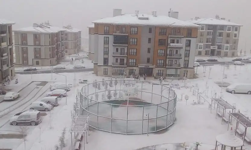 Gece yağan kar yetmedi… Konya Ardıçlı TOKİ'de fırtına hayatı durma noktasına getirdi