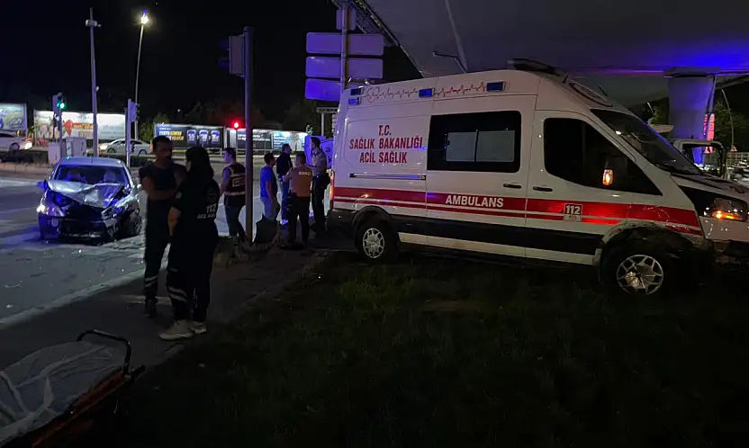 Hasta taşıyan ambulansa ile otomobil çarpıştı! 6 yaralı