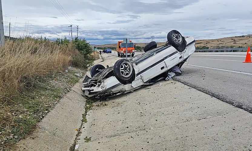 Isparta-Konya yolunda can pazarı: 150 metre sürüklenen otomobil takla attı, 3 yaralı