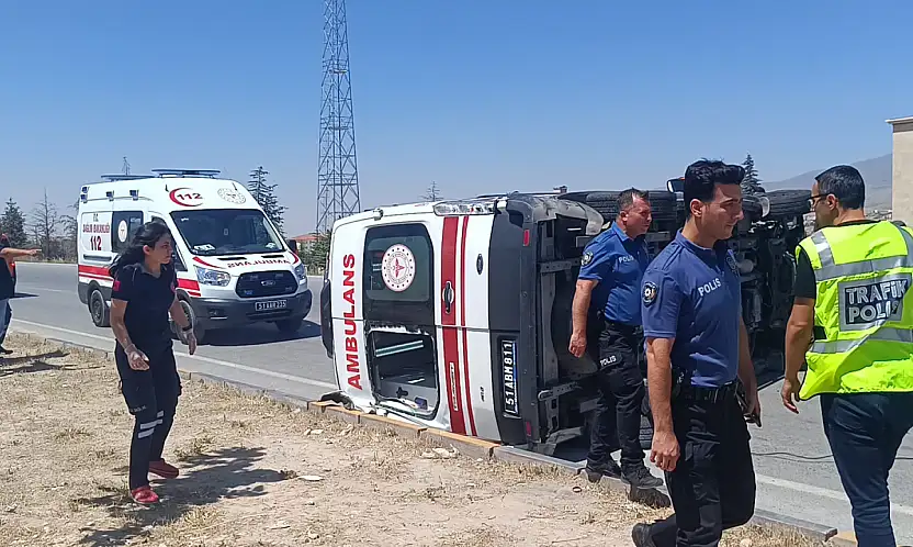 Kavşakta otomobille çarpışan ambulans devrildi! 5 kişi yaralı