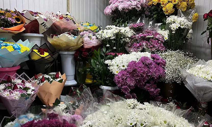 Konya aşka büründü: Güller ve buketler sokakları renklendirdi