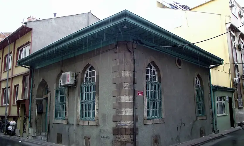 Konya'da 100 yıla yakın geçmişi olan cami zamana meydan okuyor