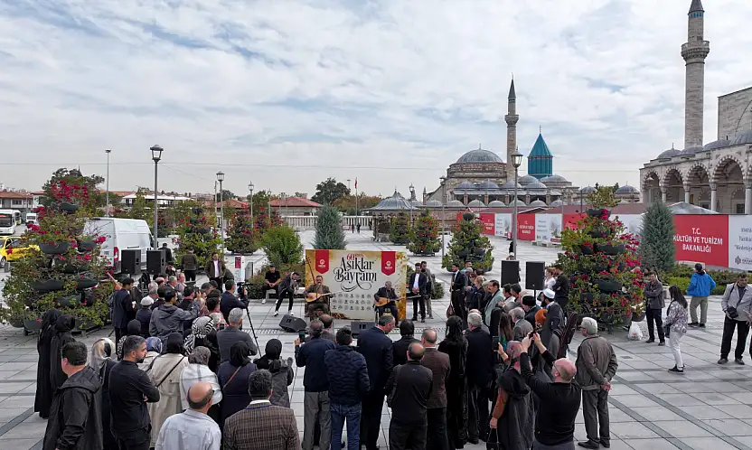Konya'da 60 yıllık gelenek Mevlana Meydanı'nda başladı