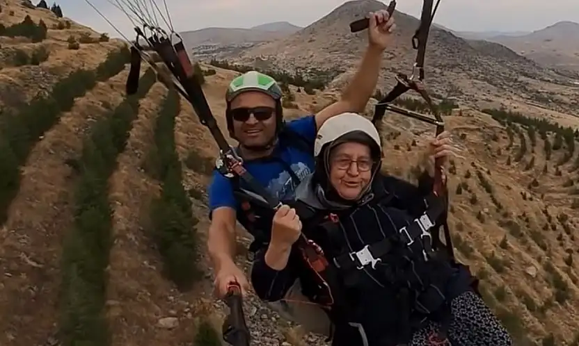 Konya'da 73 yaşında ilk kez paraşüte bindi! Takkeli Dağ'da nefes kesen anlar