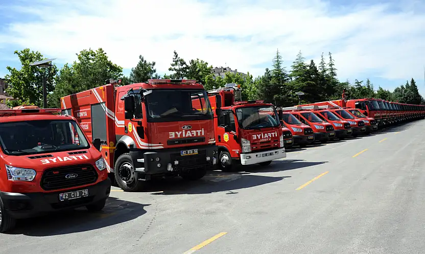 Konya'da ağacın tepesinde mahsur kaldı! İtfaiye ekipleri kurtardı