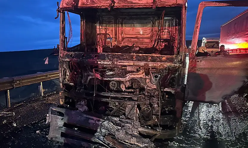 Konya'da alev alan tuz yüklü TIR metal yığınına döndü