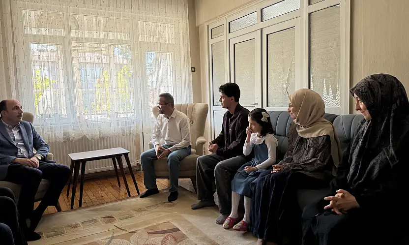Konya'da anlamlı ziyaret: Siyer yarışmasında dereceye giren Hatice Kübra'ya sürpriz