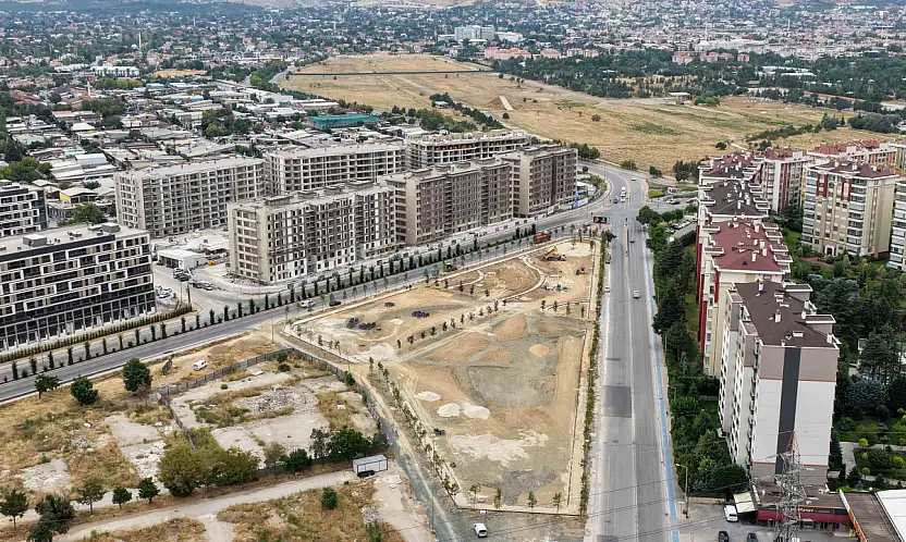 Konya'da atıl alan küçük ormana dönüşüyor! 830 ağaç toprakla buluştu